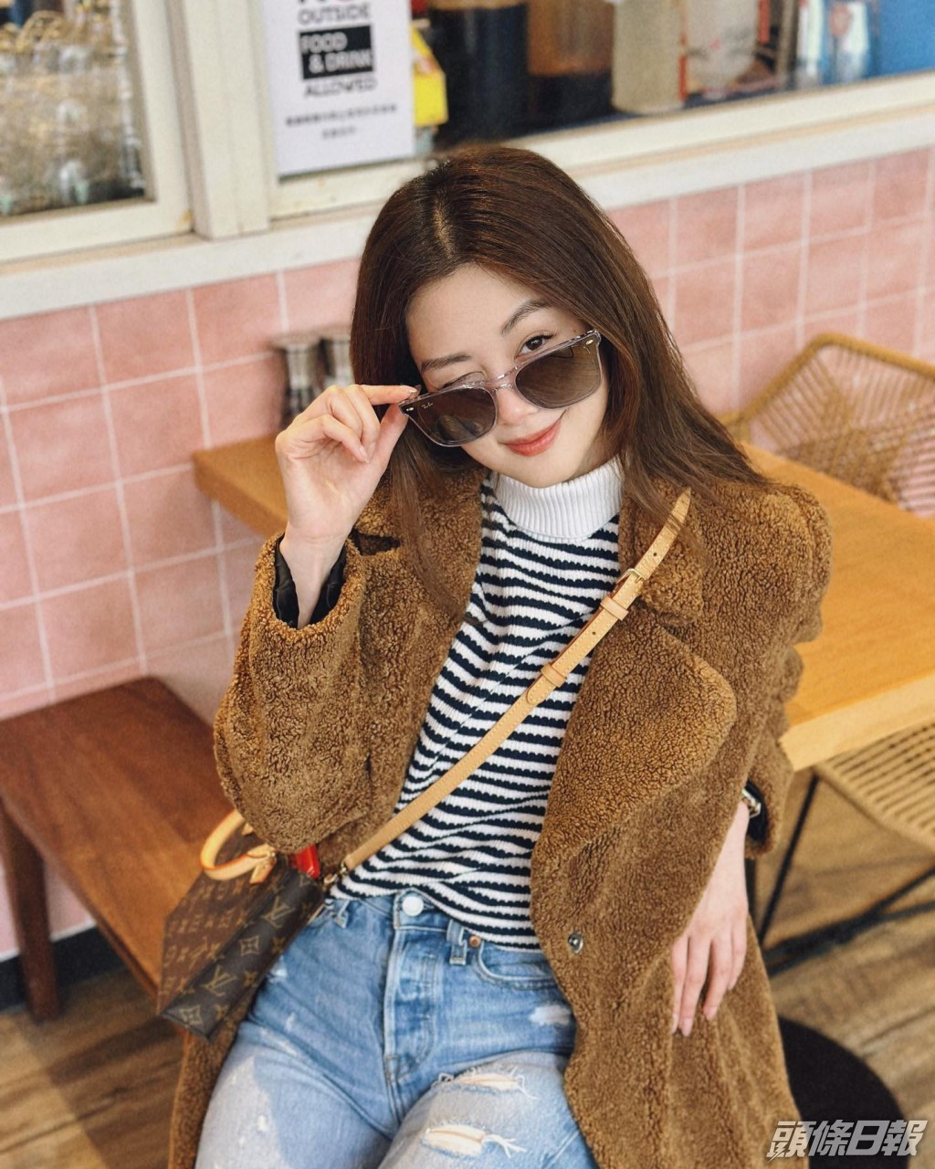 岑麗香打扮好少女。